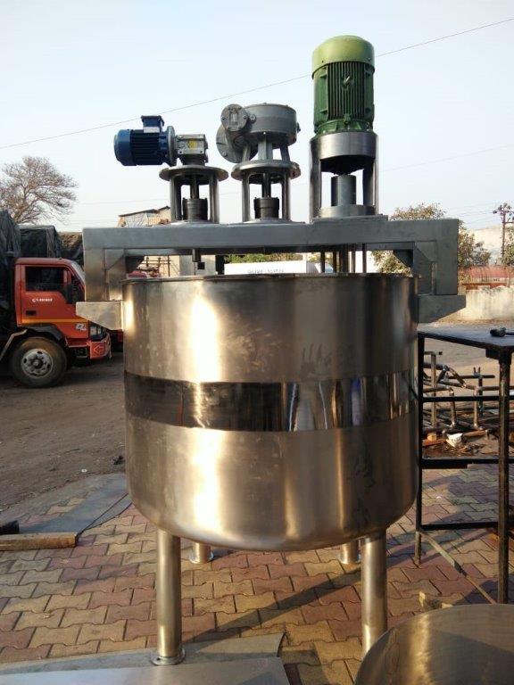 Working of the Mixing Vessel with Multi shaft agitators