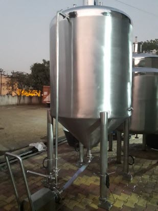 Storage tank with Transfer pump for filling line